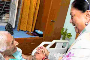 पूर्व विधानसभा अध्यक्ष सुमित्रा सिंह से मिलने पहुंचीं वसुंधरा राजे, सुमित्रा सिंह ने कहा- राजस्थान में तीन देवियां पहली बार प्रदेश के सर्वोच्च पदों पर आसीन थी