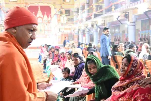 गोरखपुर में जनता दर्शन के दौरान सीएम योगी ने सुनीं 150 लोगों की समस्याएं, बोले- चिंता मत करें, मिलेगा न्याय