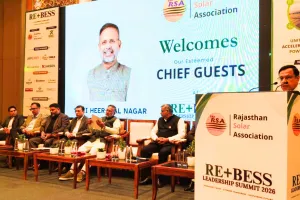 ऊर्जा समिट में मंत्री के भाषण के बीच गुल हुई बिजली, कहा- अब पांच मिनट की कटौती भी बनती है खबर