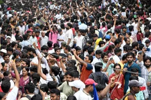 लोकतंत्र की तस्वीर या सुरक्षा से समझौता ?