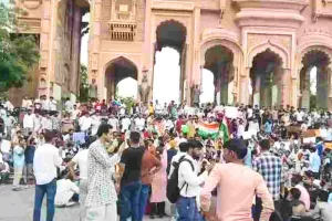 जयपुर में कॉकरोच जनता पार्टी का जोरदार प्रदर्शन, सीजेपी बैनर और पोस्टर्स लेकर जमकर नारेबाजी
