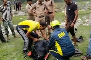 उत्तराखंड में गहरी खाई में गिरा अनियंत्रित डंपर, हादसे में चालक सहित 2 लोगों की मौत