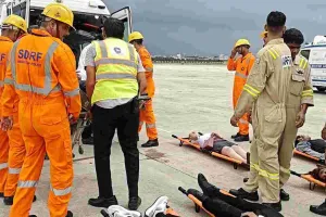 रनवे पर विमान हादसे की स्थिति का मॉक ड्रिल, यात्रियों की सुरक्षा के लिए बचाव अभियान का अभ्यास