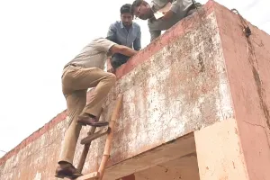 शिक्षा विभाग के एसीएस यादव निकले स्कूलों के निरीक्षण पर, भवनों की छत पर चढ़कर देखे हालात