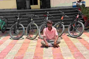 पार्क और घरों के बाहर से साइकिलें चुराने वाला शातिर गिरफ्तार, 8 साइकिल बरामद