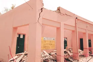 स्कूल भवन के बरामदे की छत भर-भराकर गिरी, शिक्षा विभाग की कार्य शैली पर सवाल 