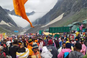 जम्मू कश्मीर : कड़ी सुरक्षा और धार्मिक उत्साह के बीच अमरनाथ यात्रा शुरू, 'बम-बम भोले' के जयकारों संग रवाना हुआ पहला जत्था