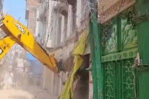 वाराणसी में बड़ा एक्शन: मस्जिदों के ध्वस्तीकरण का कार्य शुरू, सड़क चौड़ीकरण की जद में आईं छह मस्जिदें