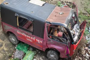 औरंगाबाद में भीषण हादसा: 15 फीट गहरी नहर में गिरी स्कूल मैजिक वैन, 13 बच्चे घायल