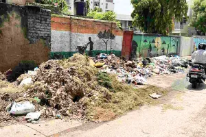 एमआई रोड पर कचरे का अंबार : व्यापारियों में नाराजगी, बार-बार शिकायत के बावजूद निगम की अनदेखी 