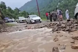 कश्मीर में फटा बादल : अचानक बाढ़ आने से आवाजाही ठप, मलबे के बहाव के कारण सड़क संपर्क प्रभावित