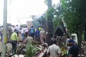 चंडीगढ़ में 54 साल पुरानी बिल्डिंग गिरी : मलबे में दबने से 2 लोगों की मौत, एनडीआरएफ ने चलाया राहत और बचाव अभियान