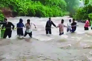 महाराष्ट्र में चेतावनी के बाद वॉटरफॉल पर जमा हुई भीड़ : पानी बढ़ने से तेज बहाव में फंसे 100 से अधिक पर्यटक, गांव के लोगों ने रस्सियों ने किया रेस्क्यू