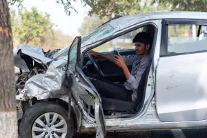 UP में रील के चक्कर में यवुक की मौत : अनियंत्रित होकर पेड़ से टकराई कार, मोबाइल पर रील बनाते हुए वाहन चला रहा था वाहन