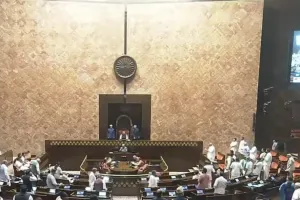 विपक्षी दलों के हंगामे के कारण लोकसभा की कार्यवाही 2 बजे तक स्थगित, अध्यक्ष ने की प्रश्नकाल को चलने में सहयोग की अपील
