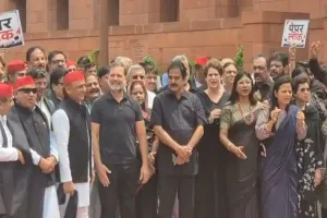 संसद परिसर में विपक्षी दलों के नेताओं की बैठक, सरकार के खिलाफ प्रदर्शन