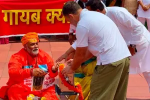 संसद परिसर में विपक्ष का अनोखा विरोध प्रदर्शन: पप्पू यादव बने पुजारी, राहुल गांधी ने डाला चंदा