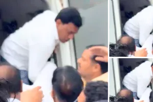 बड़ी चौपड़ पर ध्वजारोहण के बीच अचानक गश खाकर गिरा BJP कार्यकर्ता : साथियों ने संभाला, एंबुलेंस से पहुंचाया अस्पताल