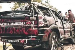स्कॉर्पियो हादसे के खिलाफ अनोखा प्रदर्शन : एयरबैग नहीं खुलने का आरोप, विरोध में सड़क पर उतरे परिजन और दोस्त
