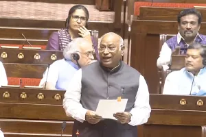 खड़गे का केंद्र पर हमला: राम जन्मभूमि ट्रस्ट पर लगे आरोपों पर सरकार दे जवाब, ये श्रद्धालुओं की आस्था का है मामला 