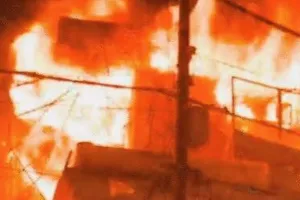 यूपी में धधकी इमारत : आसमान में दिखा धुएं का गुबार, भीषण आग से जला लाखों का सामान