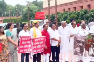 संसद परिसर में विपक्ष का जोरदार प्रदर्शन, राम मंदिर चढ़ावा और बच्चों पर पुलिस कार्रवाई को लेकर सरकार से जवाब की मांग