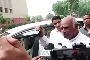 खड़गे का केंद्र पर बड़ा हमला: छात्रों पर चलाई गोलियां, पैलेट गन और आंसू गैस के गोले दागे.....कौन लेगा जिम्मेदारी ?