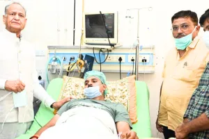अनशनरत छात्र नेता शुभम रेवाड़ से मिले अशोक गहलोत, सरकार से समाधान की अपील