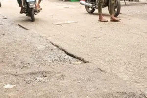 खस्ताहाल सड़क बनी हादसे का सबब, राहगीर परेशान