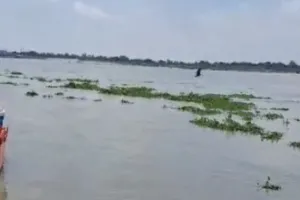 कानपुर में गंगा नदी में उफान : जलस्तर बढ़ने से गहराया बाढ़ का खतरा, लोगों के घरों में घुसा पानी