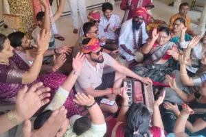 स्मारक में फंसे पर्यटकों ने लोक कलाकारों के साथ जमाई महफिल, विदेशी मेहमान भी भक्ति और लोक संस्कृति के रंग में रंगे