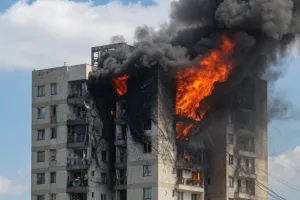 ग्रेटर नोएडा में सोसायटी में आग से हड़कंप : 20वें फ्लोर पर बिजली के तारों में लगी आग, लंबे समय से खराब था फायर फाइटिंग सिस्टम