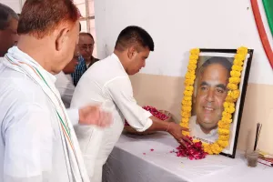कांग्रेसजनों ने बरकतुल्लाह खां को पुष्पांजलि की अर्पित, कांग्रेस नेता और कार्यकर्ता रहे मौजूद