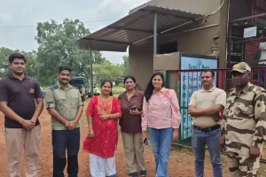 दिल्ली-मुंबई से गरड़िया आए पर्यटकों का पर्स और आईफोन लंगूरों ने छीन कर खाई में फेंका