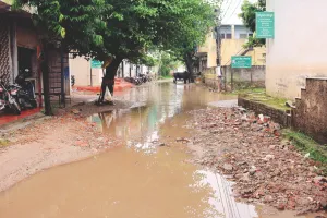 सड़क-नाली बनी, फिर भी क्यों नहीं बदली तस्वीर...? रोड से नाली तक सवाल ही सवाल, हर पांच साल में बन रहे वही पुराने चुनावी मुद्दे