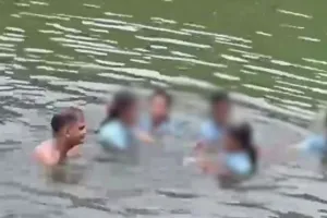बांध में आपत्तिजनक स्थिति में नहाने का वीडियो वायरल: अलवर के प्रधानाचार्य पर शिक्षा विभाग की बड़ी कार्रवाई, विभागीय जांच के आदेश