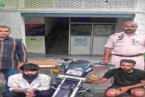 चोरी की बाइक और धारदार छुरी के साथ 2 शातिर चोर गिरफ्तार, वारदात से पहले आदर्श नगर पुलिस ने दबोचा