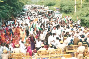 सिंगला बांध : बिफरे किसानों का 100 ट्रैक्टरों के साथ हल्ला बोल, जमीन अधिग्रहण का विरोध, कलक्ट्रेट का घेराव