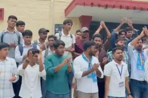 छात्रों की 10 सूत्रीय मांगों को लेकर कॉमर्स कॉलेज में NSUI का प्रदर्शन, ‘परिसर की पुकार अभियान’ के तहत प्राचार्य को सौंपा ज्ञापन