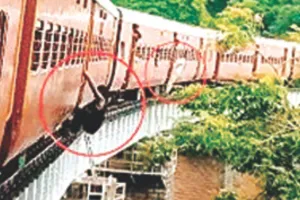 रील के लिए मौत से खेल : चलती ट्रेन से लटककर स्टंट, वीडियो वायरल होते ही रेलवे का बड़ा एक्शन