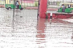 बारिश में बदइंतजामियों का अभिनय : रवीन्द्र मंच पर ‘गुम’ हुई व्यवस्थाएं, जर्जर भवन ने कलाकारों-दर्शकों की बढ़ाई मुश्किलें