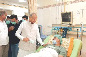 कांग्रेस नेताओं ने जूस पिलाकर तुड़वाया छात्र नेता शुभम रेवाड़ का अनशन