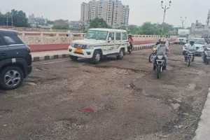 विकास के दावों के बीच खतरे में 'जिंदगी': नयापुरा की बड़ी चंबल पुलिया पर डामर उखड़ा और सरिए निकले