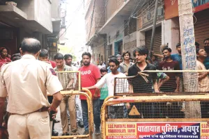 परकोटा क्षेत्र में एक और इमारत झुकी, दहशत में लोग