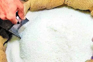 जमाखोरी के कारण बढ़े चीनी के दाम : जांच के दौरान मिलों में ज्यादा मिला भंडार, बिक्री पर बारीकी से नजर रख रही सरकार