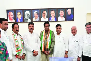 भाजपा से निष्कासित राकेश भाटी ने थामा कांग्रेस का दामन, डोटासरा और जूली ने दुपट्टा पहनाकर किया पार्टी में शामिल