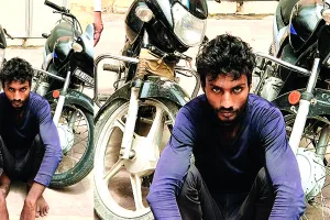 चोरी की बाइक समेत 2 वाहन चोर गिरफ्तार : रोजगार की तलाश में आते जयपुर, सुनसान खड़े वाहनों को राहगीरों को बेचते थे आरेापी