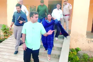 जिला निर्वाचन अधिकारी ने किया मतदान क्षेत्रों का दौरा, अधिकारियों को दिए निर्देश