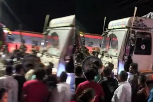 महाराष्ट्र में स्पीड बनी काल! डिवाइडर से टकराकर पलटी कार, ट्रक से भिड़ी; 4 युवकों की मौत