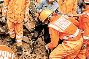 मुंबई में भूस्खलन से 7 लोगों की मौत : कई अन्य के मलबे में दबे होने की आशंका, लोगों को बाहर निकालने के लिए अभियान जारी